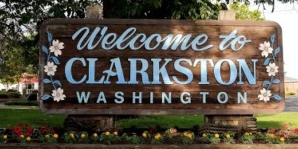A wooden signs reads "Welcome to Clarkston Washington"